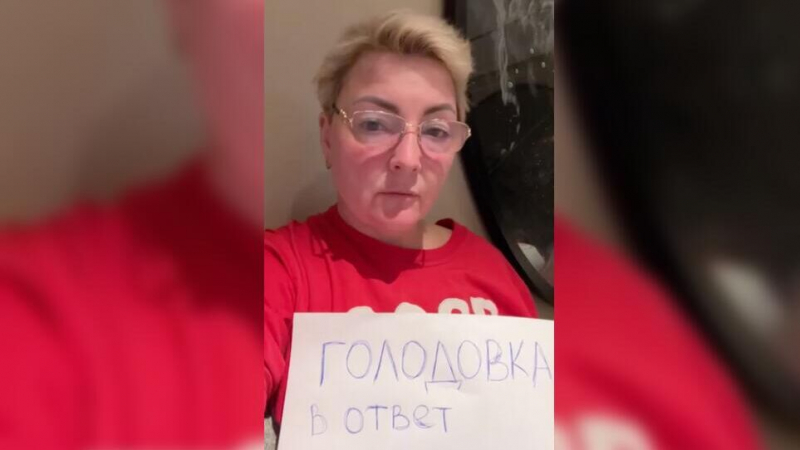 Врач следит за здоровьем голодающей туристки из России на сорванном круизе